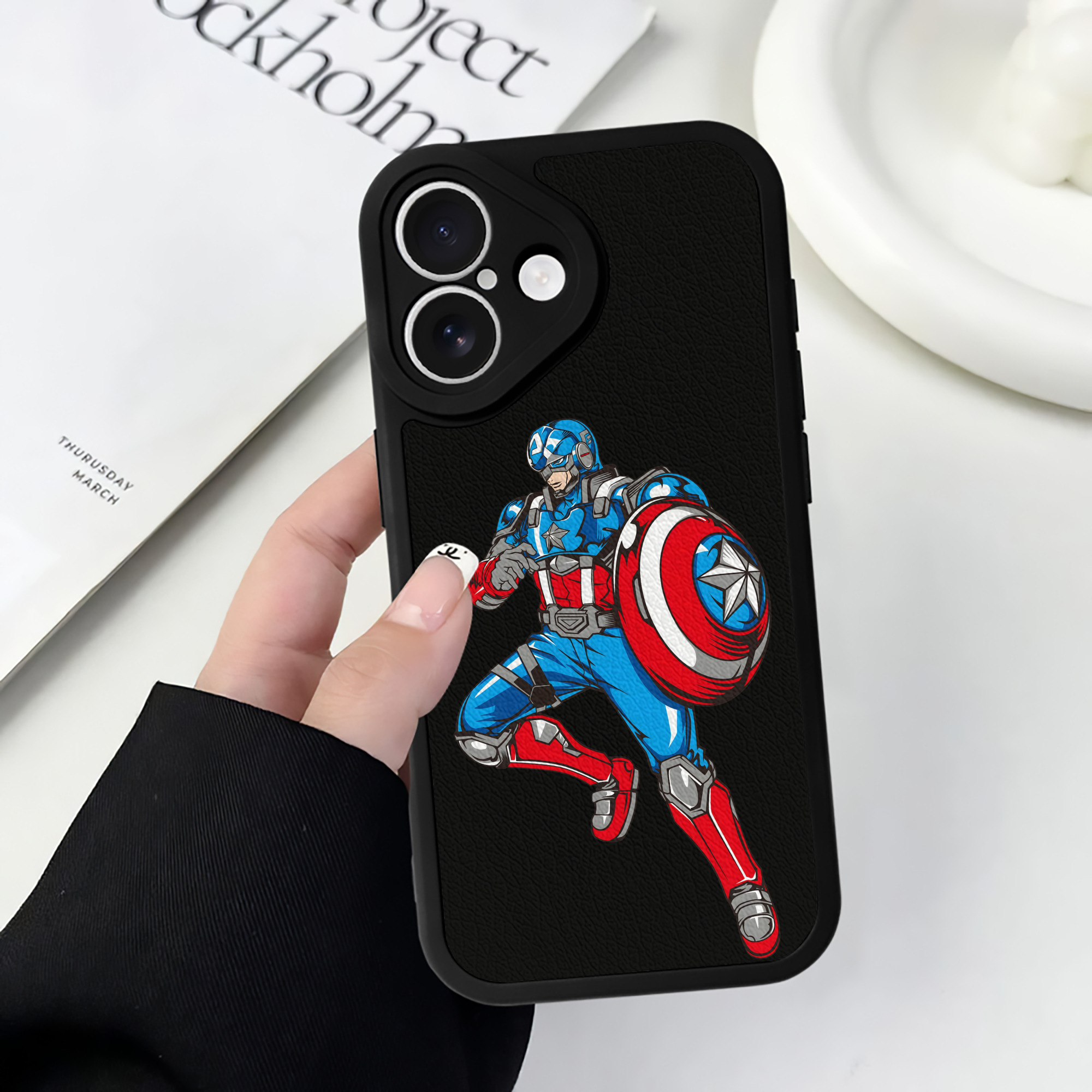 （画像用） アベンジャーズ The Avengers 【iPhone 16シリーズ対応】シリコンスマホケース（レザー調） 材質：シリコン